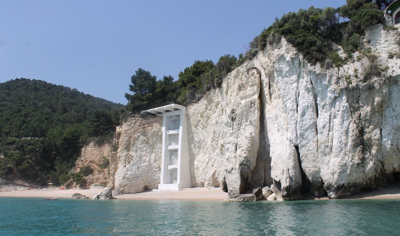 Baia dei Faraglioni, unde cobori la plajă cu liftul!