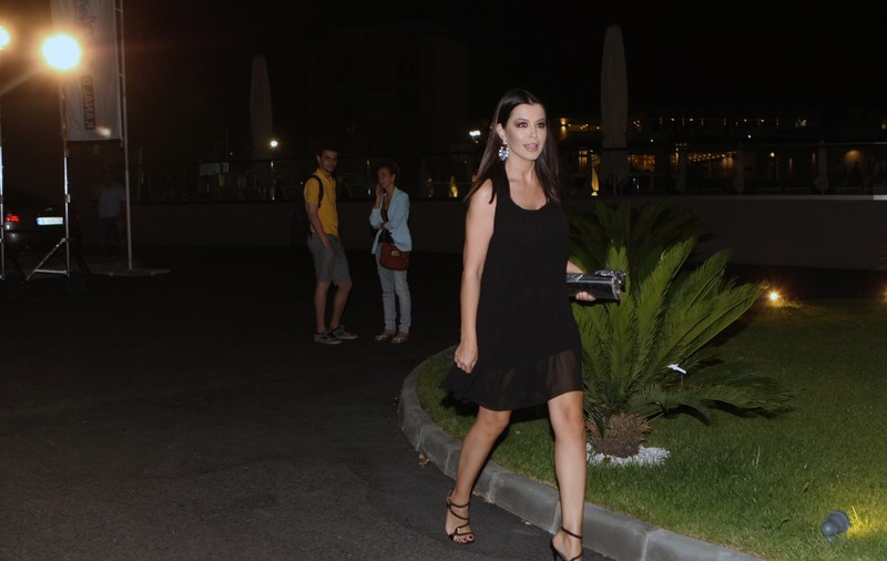 CELE MAI FRUMOASE PICIOARE DIN SHOWBIZ! Simona Pătruleasa, SUPERBĂ într-o rochie NEAGRĂ ŞI TRANSPARENTĂ! FOTO