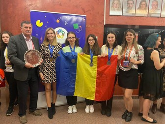 Lotul de fete care a venit cu medalia de aur de la Olimpiada Europeană de Matematică dedicată lor