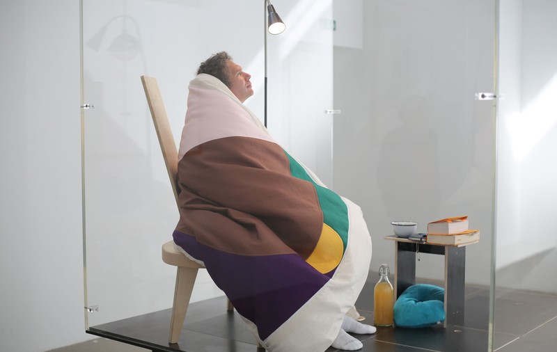 Experiment inedit! Un artist francez “clocește" ouă într-un muzeu din Paris