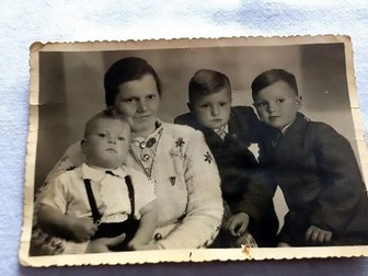 Mama lui nea Adolf, Barbara, împreună cu cei trei fii, pe Ernst Adolf îl ține în brațe. Foto: Monitorul de Suceava