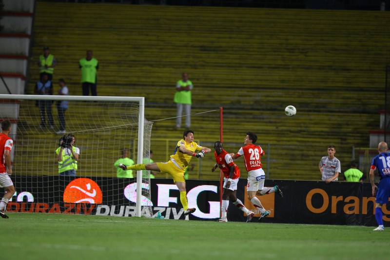 Meciul de fotbal dintre Dinamo Bucuresti si Otelul Galati din etapa a V-a Ligii I, in Bucuresti, duminica 28 august 2011. In imagine, Cristian Balgradean, Djakaridja Kone si Laurentiu Rus