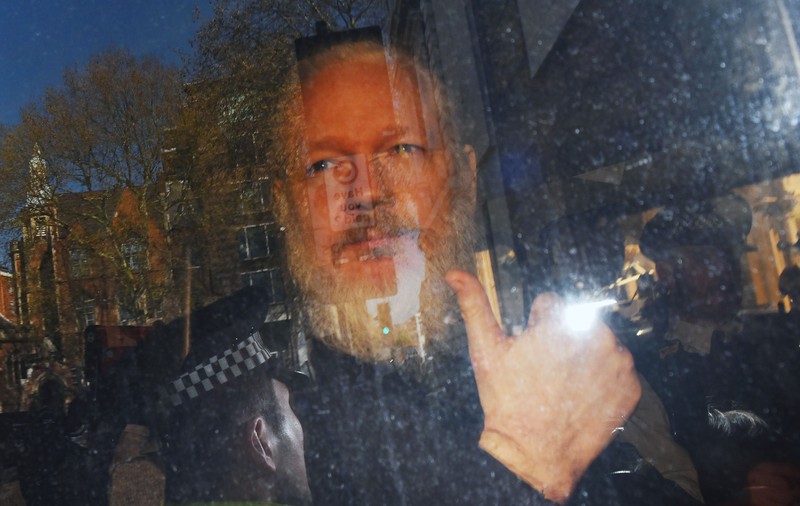 Julian Assange a fost condamnat în Anglia pentru că n-a respectat termenii eliberării pe cauțiune acum 7 ani!