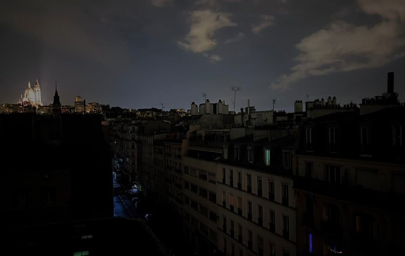 Blackout în Paris din cauza caniculei. Galeriile Lafayette, în întuneric
