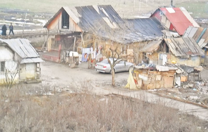 Ce-ţi cumperi când casa stă să cadă pe tine? Rromii din Baia Mare au găsit răspunsul