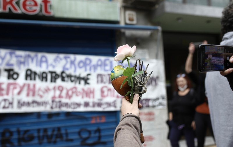 O femeie care venise la poliție să ceară protecție față de fostul partener a fost înjunghiată mortal chiar în fața secției, la Atena. Agenții i-au spus să sune la numărul de urgență