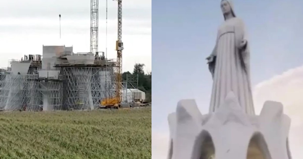 O randare cu o statuie uriașă cu Fecioara Maria