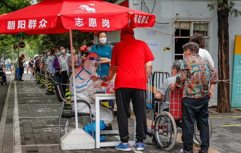 Un bar nonstop din Beijing, în centrul celui mai recent focar: milioane de persoane testate, mii izolate
