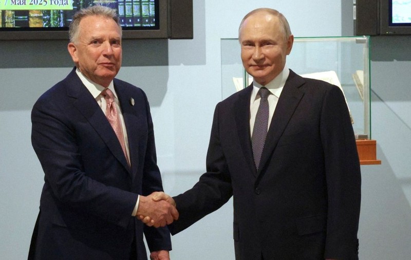 Steve Witkoff, trimis de Trump să negocieze cu Vladimir Putin, filmat cu mâna la inimă, când îl vede pe președintele Rusiei | VIDEO