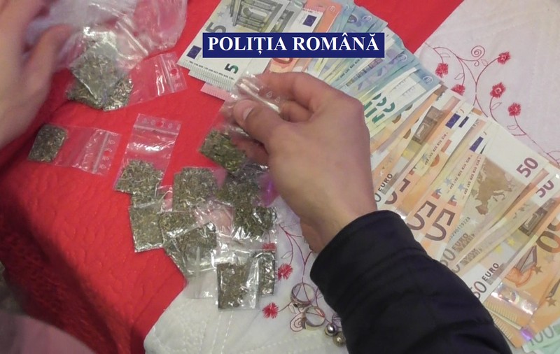De sărbători, zeci de traficanți au primit în ”dar” mandate de arestare. Polițiștii au ”vânat”sute de infractori și au capturat zeci de kilograme de drog