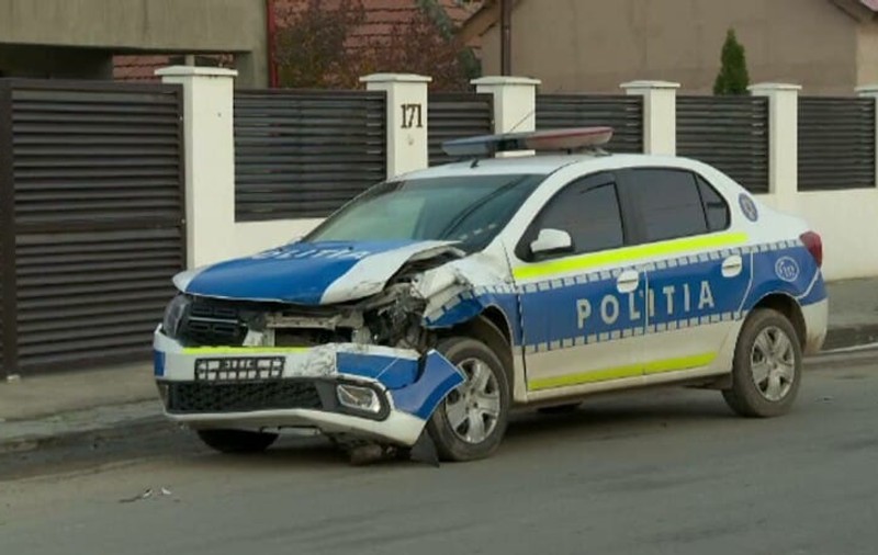 Un șofer a fost reținut în Satu Mare, după ce a lovit o autospecială de poliție, a rănit un agent și a fugit de la locul accidentului