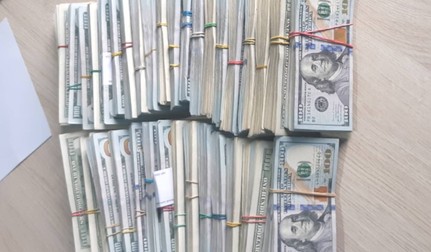 Aproape 400.000 de dolari și 270.000 de euro au fost descoperiți asupra a două femei care încercau să treacă frontiera în România, prin vama Sculeni 