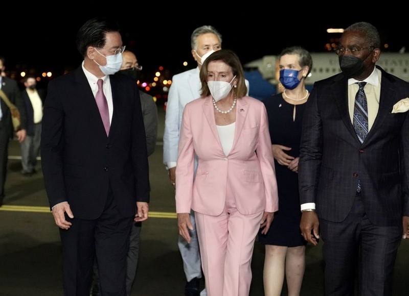 Nancy Pelosi a fost întâmpinată de ministrul de externe taiwanez Joseph Wu (stânga) | Foto: EPA-EFE