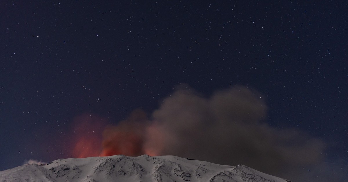 27 decembrie 2025 - Vulcanul Etna, în erupție, oferă imagini spectaculoase pentru turiști Foto: Profimedia