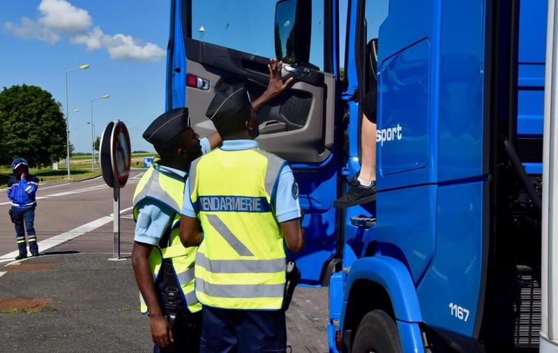 Un șofer român de TIR a lovit de două ori mașina din fața lui, ca să prindă viteză. Surpriză cine era la volan
