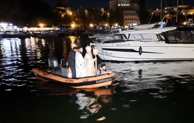 Arhiepiscopul Tomisului a adus Lumina Sfântă de pe mare: „Am venit cum a venit Sfântul Apostol Andrei” | VIDEO