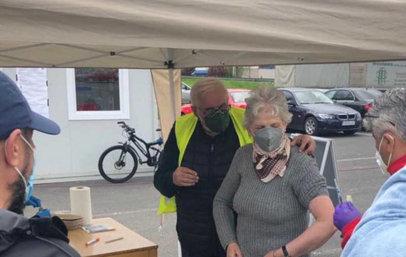 La 64 de ani, pe bicicletă, la vaccinare, la centrul drive-thru din Deva
