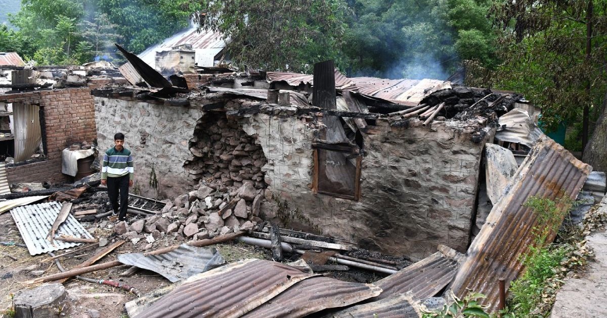 Jammu și Kashmir, India: Oameni în interiorul unei case avariate după bombardamentul din partea Pakistanului în urma „Operațiunii Sindoor” a armatei indiene, în districtul URI Baramulla, pe 8 mai 2025.