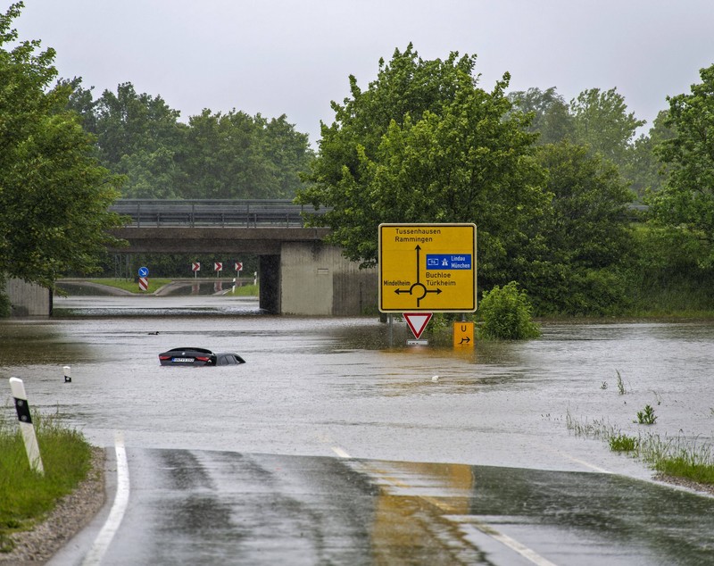 Închisoare evacuată și porțiuni de autostradă închise, după inundațiile masive din Bavaria. Stare de urgență, în mai multe zone