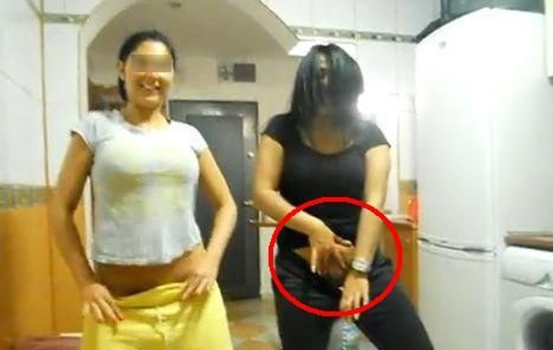18 + | Îşi arată păsărica! Alina, femeia care a pornit scandalul lesbi cu manelista Carmen Şerban, într-o înregistrare incendiară | VIDEO