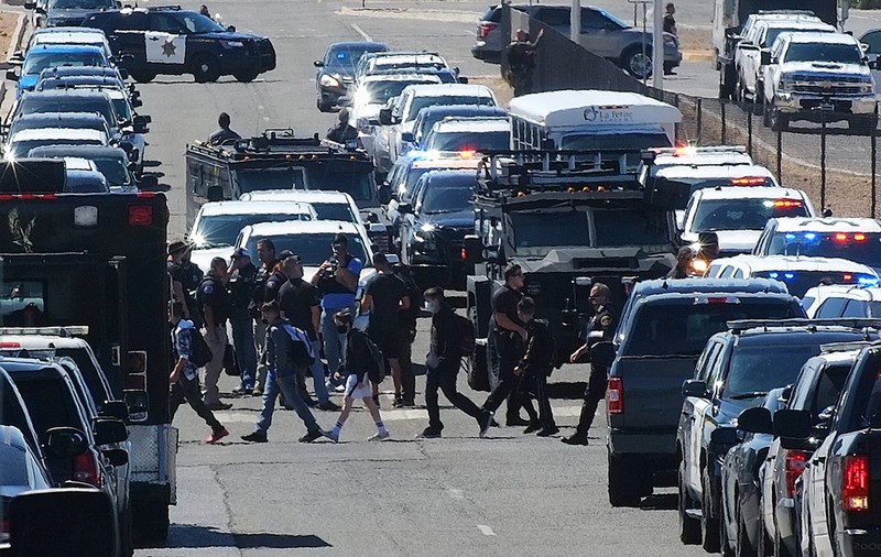 O elevă de 12 ani a împușcat trei persoane, într-o școală din SUA, înainte ca un profesor să-i ia arma