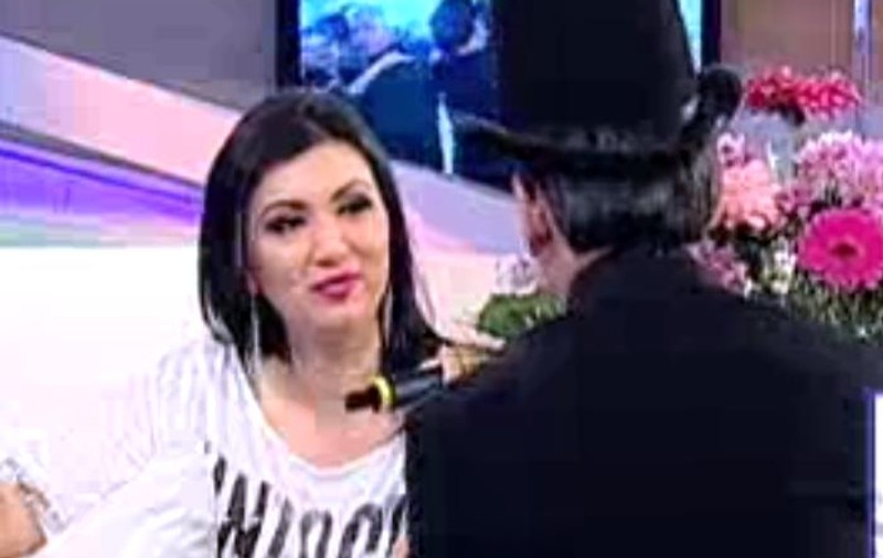 ÎN GENUNCHI în faţa Adrianei Bahmuţeanu pentru A-I CERE IERTARE! Vezi ce "mustăcios"celebru i-a cerşit iertarea! FOTO