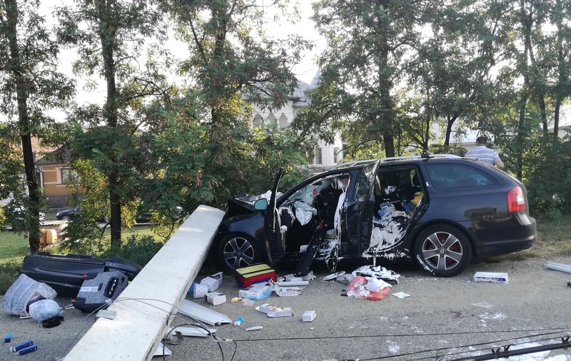 O mașină a lovit un stâlp, în Bistriţa-Năsăud, după ce șoferul a adormit la volan. Doi copii se află printre răniți