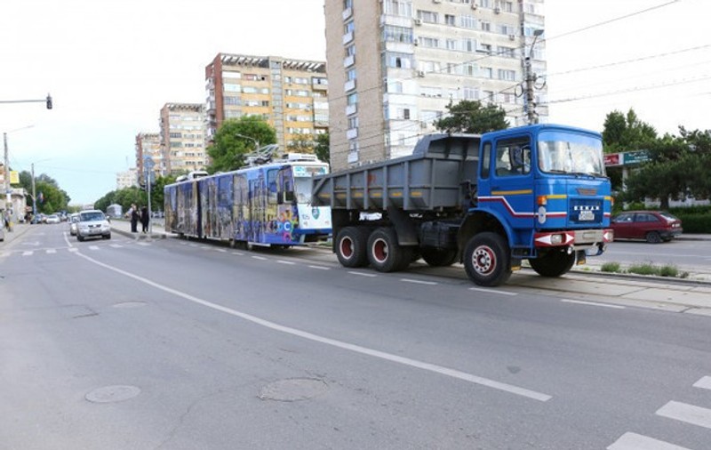Un tramvai modernizat cu 10.000 de euro a rămas blocat pe şine la prima cursă