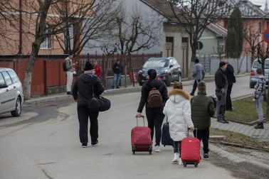 Cu mici bagaje după ei, mulți au trecut granița spre România în ziua în care Rusia a atacat Ucraina
