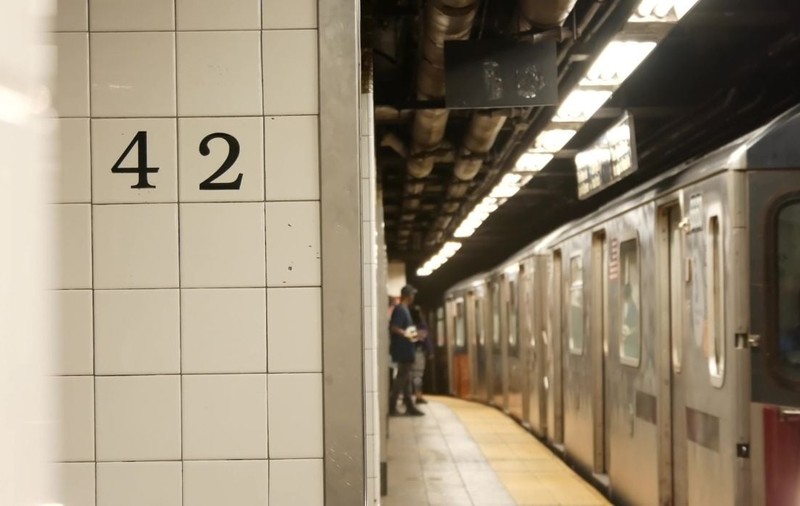 Atac cu cuțitul la o stație de metrou din New York: trei persoane au fost înjunghiate, și atacatorul a fost prins și împușcat