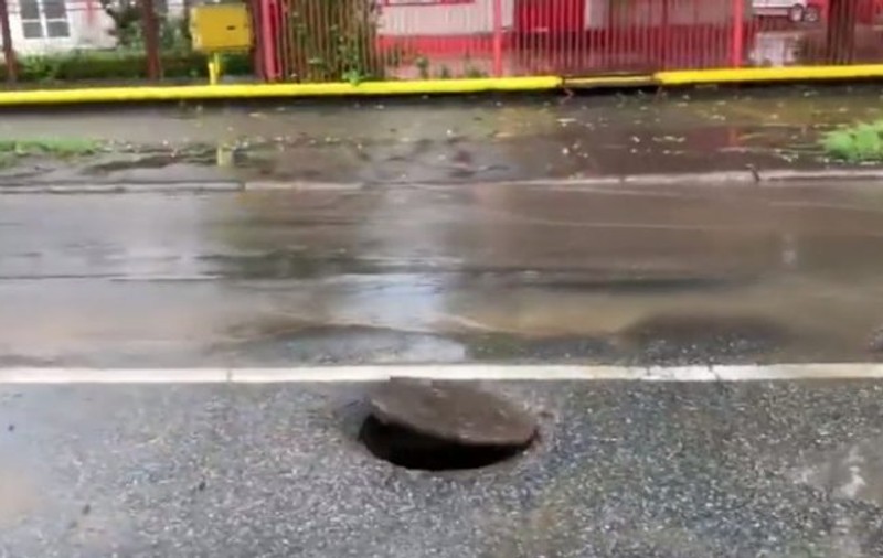 VIDEO | Un capac de canal „săltăreț” în mijlocul străzii, la Deva. Explicațiile oficiale