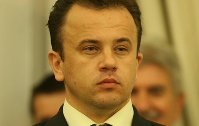 INCREDIBIL! Ministrul Educaţiei habar n-are să rezolve o problemă de la Evaluarea Naţională, deşi e profesor de matematică | VIDEO