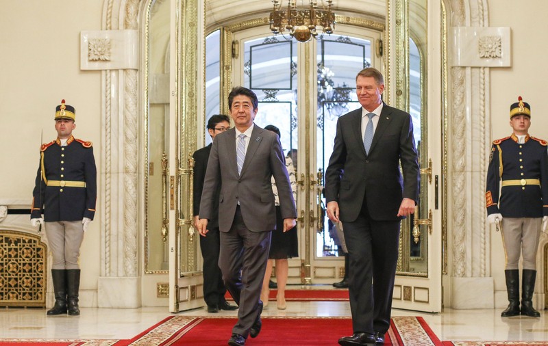Cum a ajuns vizita lui Shinzo Abe în România, în 2018, motiv de scuze din partea românilor