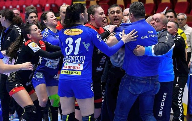 Liga Națională feminină de handbal: CSM București - SCM Rm. Vâlcea 23-22. S-a jucat fără spectatori, antrenorii s-au luat la bătaie