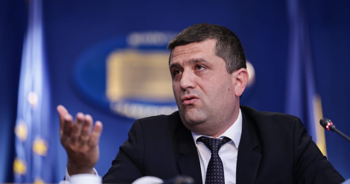 Radu Miruță, ministrul interimar al Transporturilor, în timpul unei conferințe de presă