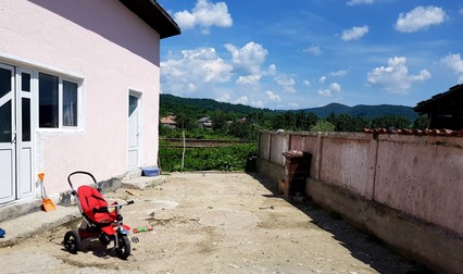 Fotografia curții aceleiași case azi, când aici stă altcineva, fără nici o legătură cu copiii lui Mutu, care locuiesc într-o casă mare | Foto: Libertatea