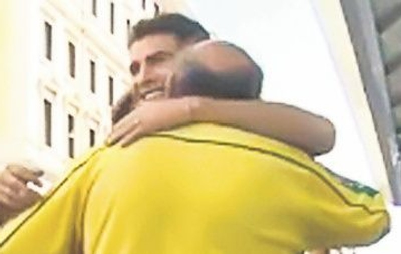 Video | Mutu, îmbrăţişat pe stradă la Florenţa
