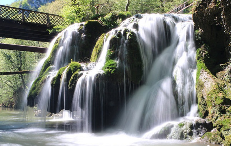 Cascada Bigăr a atras în weekend mii de turiști / GALERIE FOTO