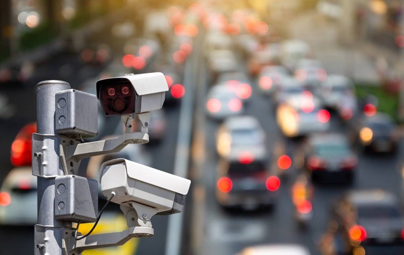 Șoferii care stau pe telefon la volan vor fi prinși de camere inteligente. Anunțul CNAIR