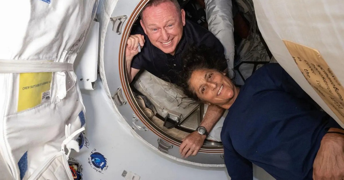 Doi astronauți, un bărbat și o femeie, în timpul unei misiuni pe Stația Spațială Internațională.