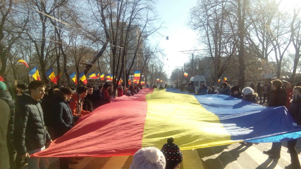 Sute de gălățeni s-au prins în Hora Unirii la statuia lui Cuza. Unioniștii au adus un steag tricolor de 50 de metri