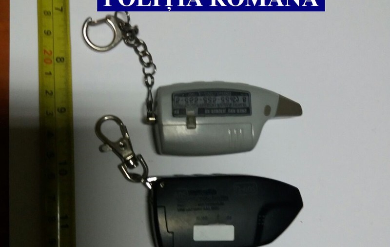 Hoții spărgeau mașinile folosind aparate de bruiaj. Sistemul de închidere a ușilor era anihilat instantaneu de la distanță