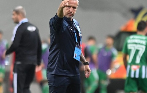 Laurențiu Reghecampf a lipsit de la antrenamentul lui Esperance Tunis: „N-am găsit avion, îmi pare rău”. Culisele revenirii la FCSB