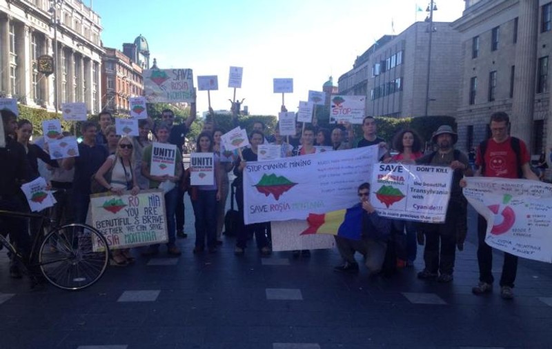 Românii din Irlanda au ieşit în stradă. Dublin, cuprins de valul de proteste anti-Roşia Montană