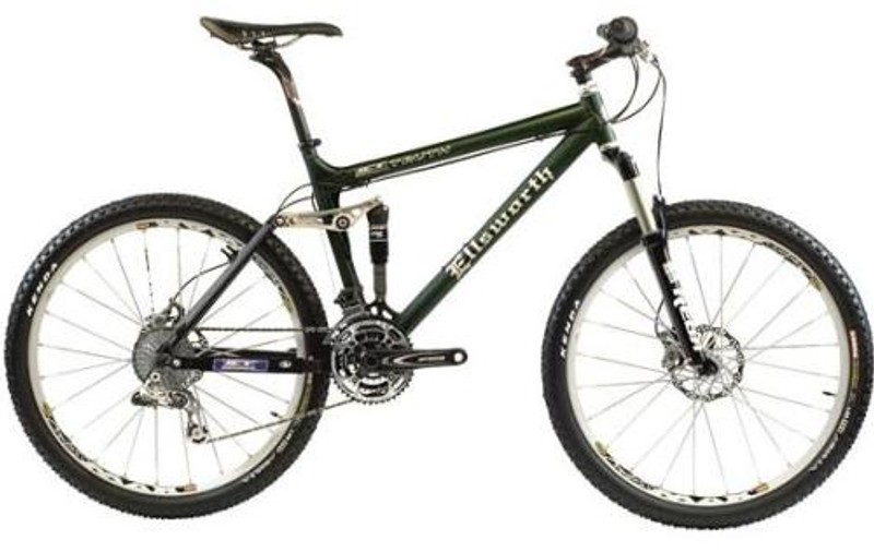 Biciclist lovit mortal de un poliţist