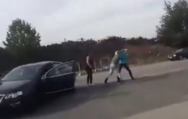 Bătaie într-o benzinărie din Orăștie. Cu un pumn l-a pus la pământ VIDEO