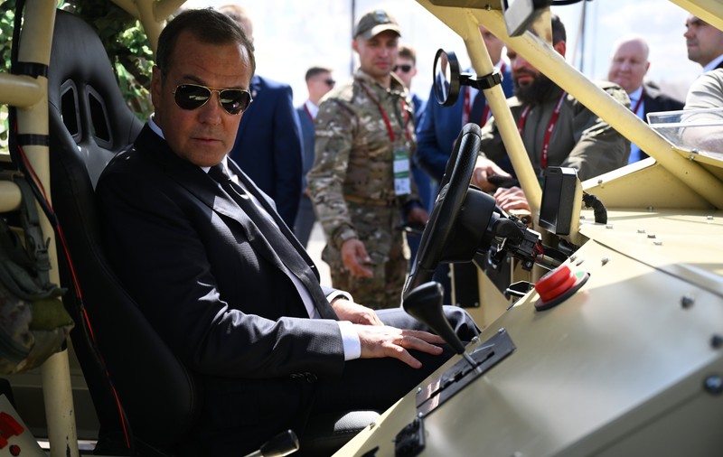 „Rusia are dreptul să intre în război cu fiecare țară NATO”, spune Medvedev. Noi amenințări, cu citate din Biblie, Lenin și Hrușciov
