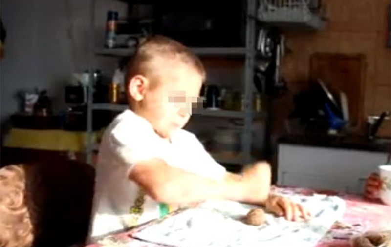 Giuliano Stroe, micul Hercule, pus de tată să spargă nuci cu pumnul | VIDEO