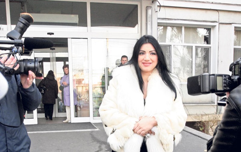 Adriana Bahmuţeanu e foc şi pară că soţul ei i-a confiscat hainele scumpe, dar şi bijuteriile din aur: "Prigoană, da-mi blănurile înapoi!"