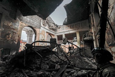 Imagini din teatrul distrus de bombardamentele rusești din 16 martie asupra orașului Mariupol | Foto: EPA